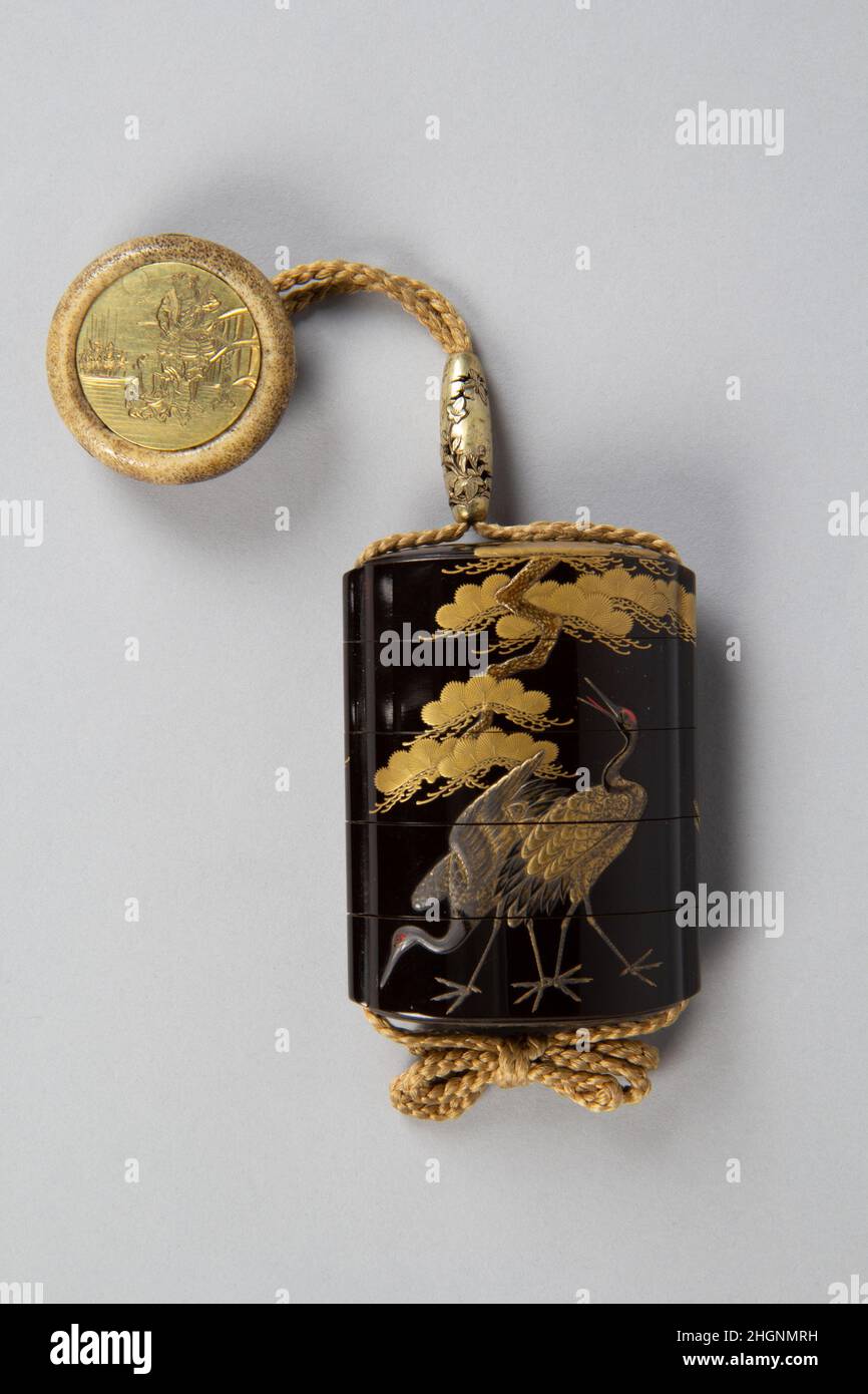Fall (Inr?) Mit einem Kranichentwurf, der unter einer knarrigen Kiefer steht und Netsuke, der Yoshitsune und Benkei darstellt 18th. Jahrhundert Hogen Kosen Benkei, ein Kriegermönch, hat sich am Fuße der GoJ postiert? Brücke in Kyoto, wo er jeden passierenden Schwertkämpfer entwaffnete. In seinem tausendsten Duell wurde er von Minamoto no Yoshitsune besiegt. Fall (Inr?) Mit einem Kranichdesign, das unter einer knarrigen Kiefer steht, und Netsuke, das Yoshitsune und Benkei zeigt. Hogen Kosen. Japan. 18th Jahrhundert. Lack, Roiro, Gold, Silber, Schwarz, Braune und rote hiramakie; Innenraum: Gyobu und Fundame. Edo-Zeitraum (1615–1868). Inr? Stockfoto