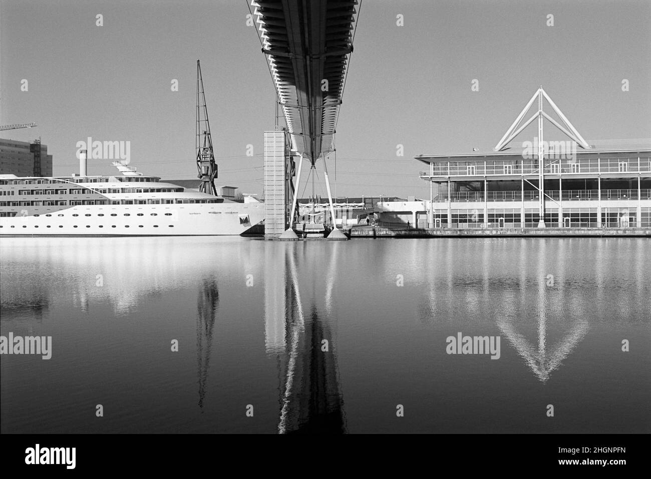 Royal Victoria Dock Bridge, London Docklands UK, mit Blick auf die Excel Arena und das schwimmende Hotel Sunborn Stockfoto