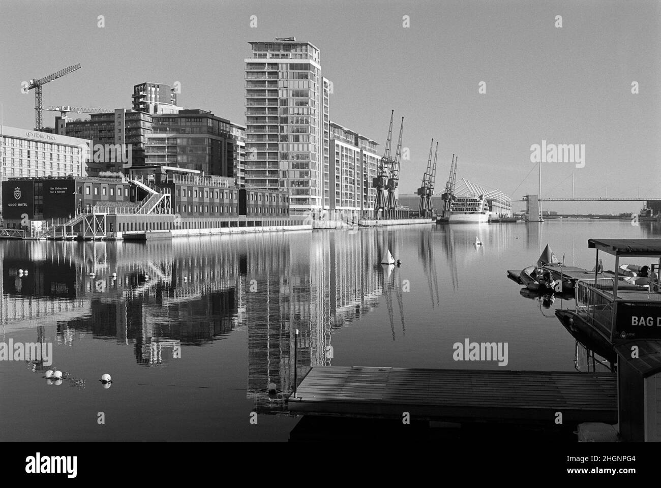 Neue Gebäude am Royal Victoria Dock in den Londoner Docklands, Südostengland, mit Blick nach Osten zur Excel Arena Stockfoto