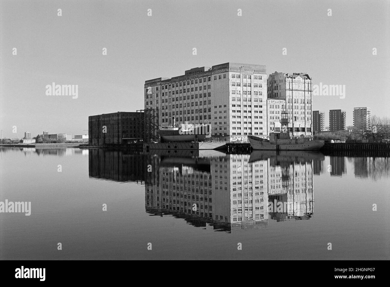 Verkommen Spillers Millennium Mills Gebäude am Royal Victoria Dock, Silvertown, in London Docklands, Großbritannien Stockfoto