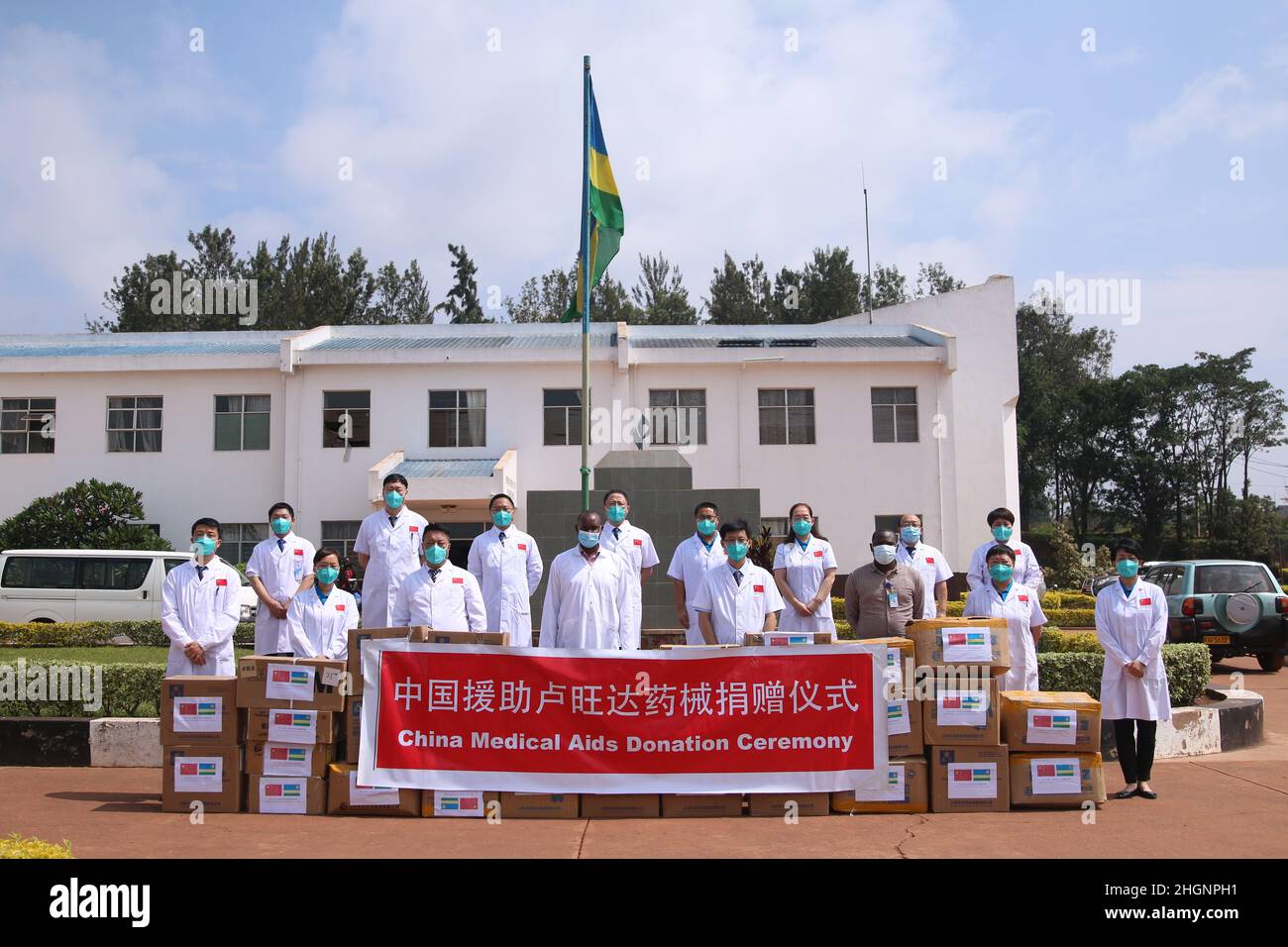 (220122) -- KIGALI, 22. Januar 2022 (Xinhua) -- das chinesische medizinische Team nach Ruanda spendet eine Lieferung von medizinischen Hilfsgütern an das Kibungo-Überweisungskrankenhaus im Bezirk Ngoma, östliche Provinz, Ruanda, 20. Januar 2022. Zu den vom Team dem Krankenhaus vorgestellten Artikeln gehören Händedesinfektionsmittel, chirurgisches Händedesinfektionsgel, medizinische OP-Maske, Desinfektionstabletten, Einweg-Schutzkleidung, Einweg-OP-Mantel und medizinische Einwegmaske. (Xinhua/Ji Li) Stockfoto