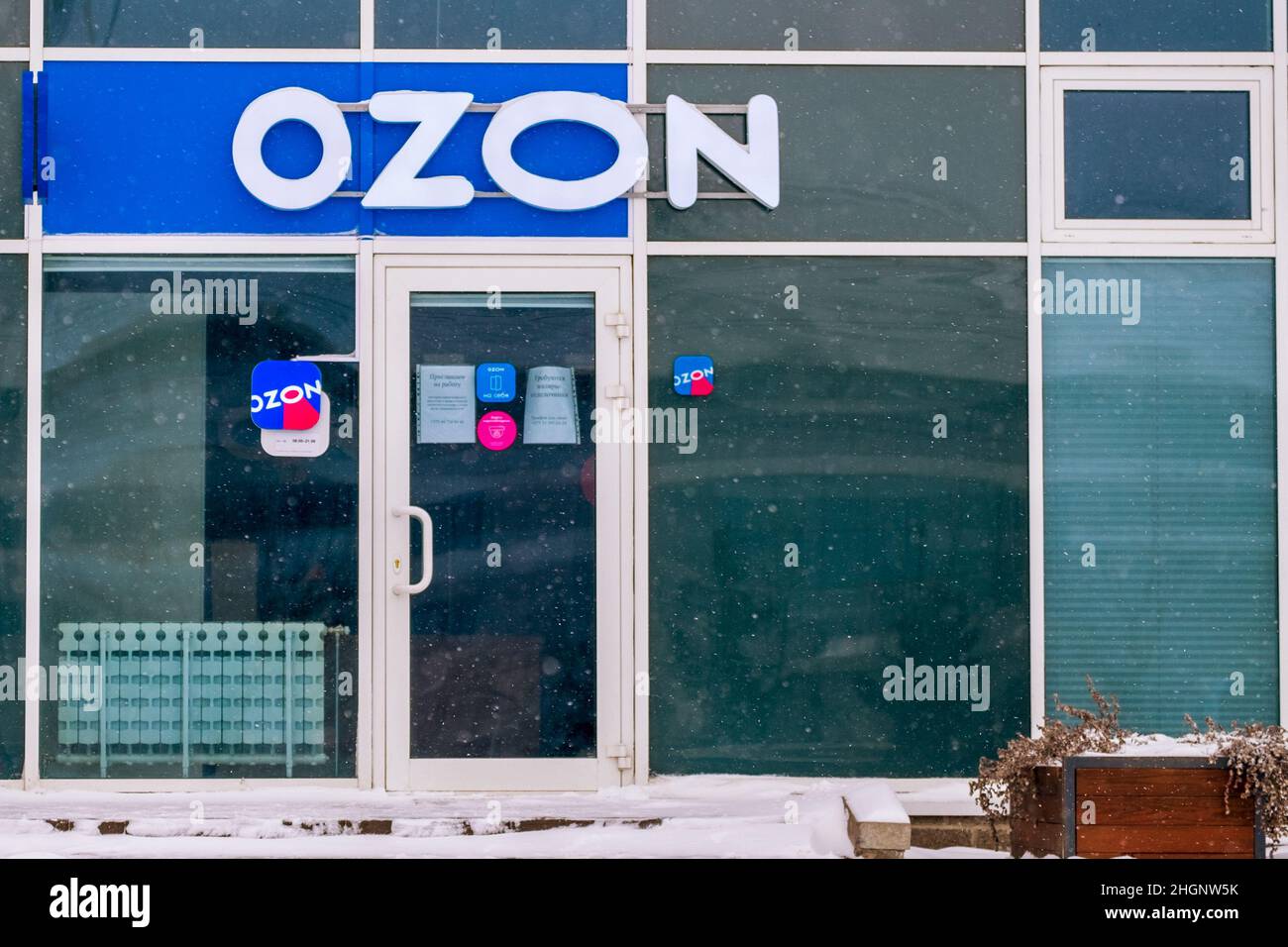 Schild des Online-Shops OZON.RU über dem Abholpunkt in Minsk (Weißrussland). Januar 2022. Stockfoto