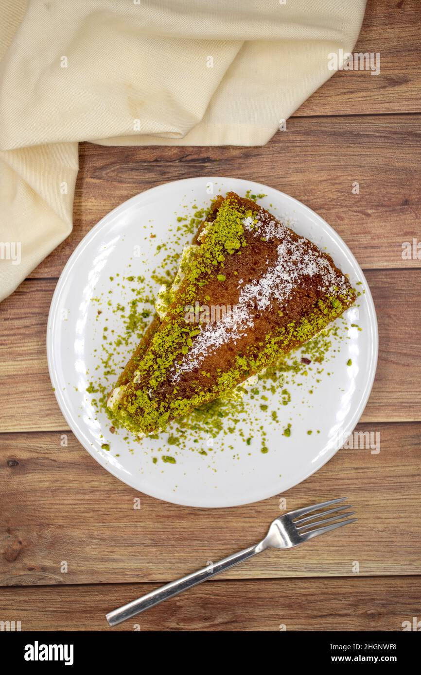 Traditionelles Türkisches Dessert Ekmek Kadayif / Brotpudding. Ramadan Dessert mit Creme Stockfoto