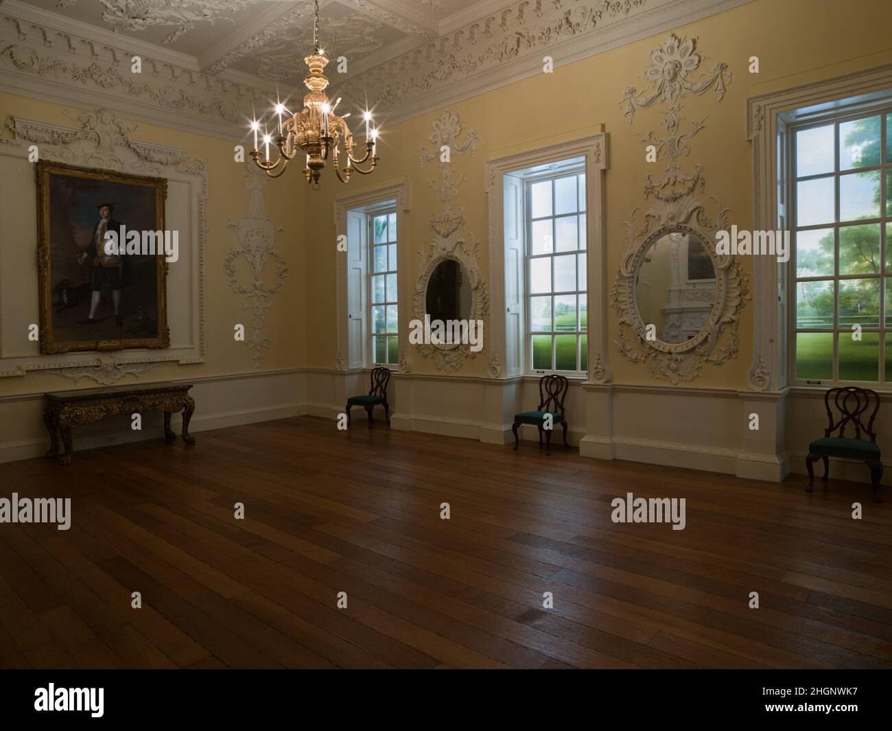 Esszimmer aus Kirtlington Park 1748 John Sanderson Kirtlington Park wurde zwischen 1742 und 1746 von William Smith (1705–1747) und John Sanderson (d. L 1783, S. Das Haus und sein Park, der von Lancelot 'Capability' Brown (1718–1783) angelegt wurde, liegen etwa 10 Meilen nördlich von Oxford. Das Museumszimmer (ca. 1748), ursprünglich ein Esszimmer, besetzte den Raum hinter den drei Fenstern im ersten Stock des rechten Flügels, wie auf dem Luftbild zu sehen ist. Die Gipsdekoration ist von einem von John Sanderson signierten Design abgeleitet. An den vier Seiten der Decke ar Stockfoto