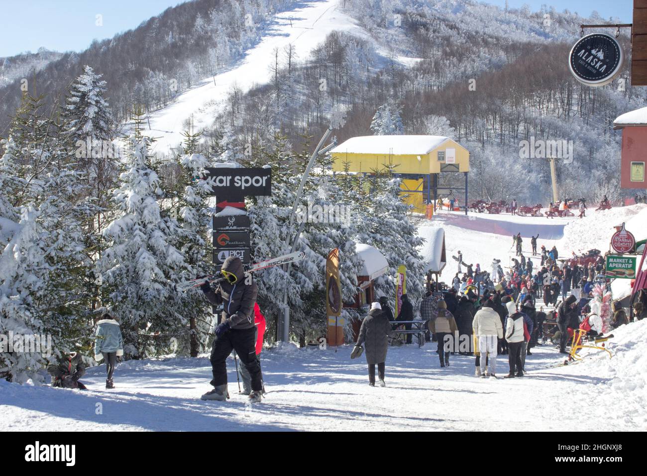 Skigebiet Kartepe. Menschen genießen die Wintersaison Urlaub in Kartepe Türkei. Kartepe Ski Center. Winterurlaub im Skigebiet. Stockfoto