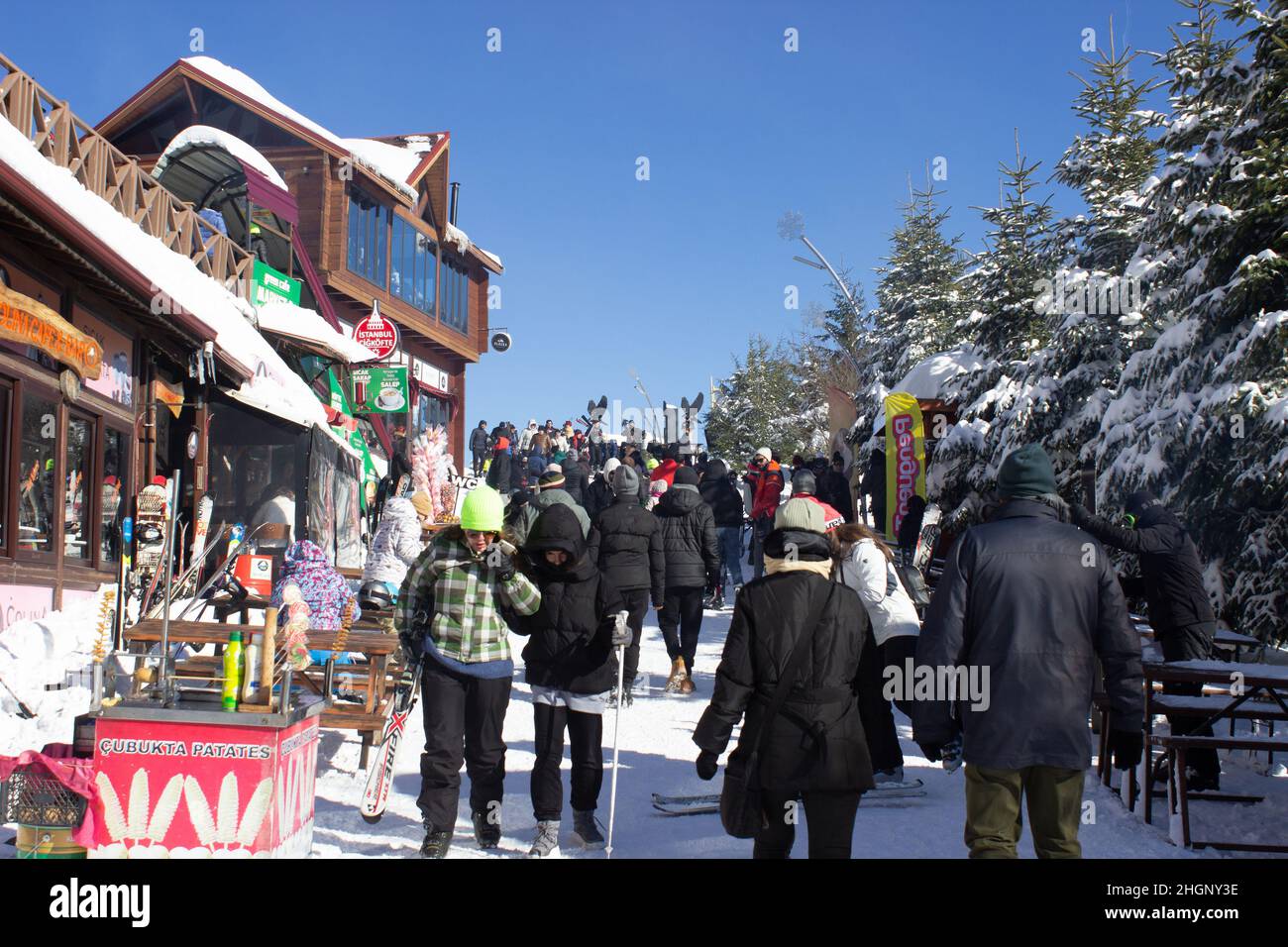 Skigebiet Kartepe. Menschen genießen die Wintersaison Urlaub in Kartepe Türkei. Kartepe Ski Center. Winterurlaub im Skigebiet. Stockfoto