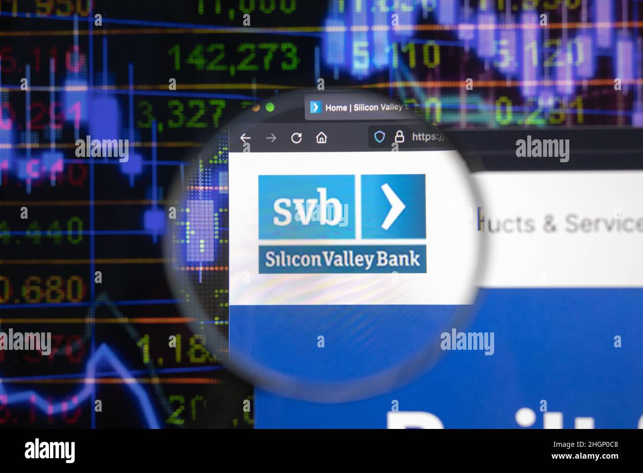 Firmenlogo der SVB Silicon Valley Bank auf einer Website mit verschwommenen Börsenentwicklungen im Hintergrund, die auf einem Computerbildschirm zu sehen sind Stockfoto