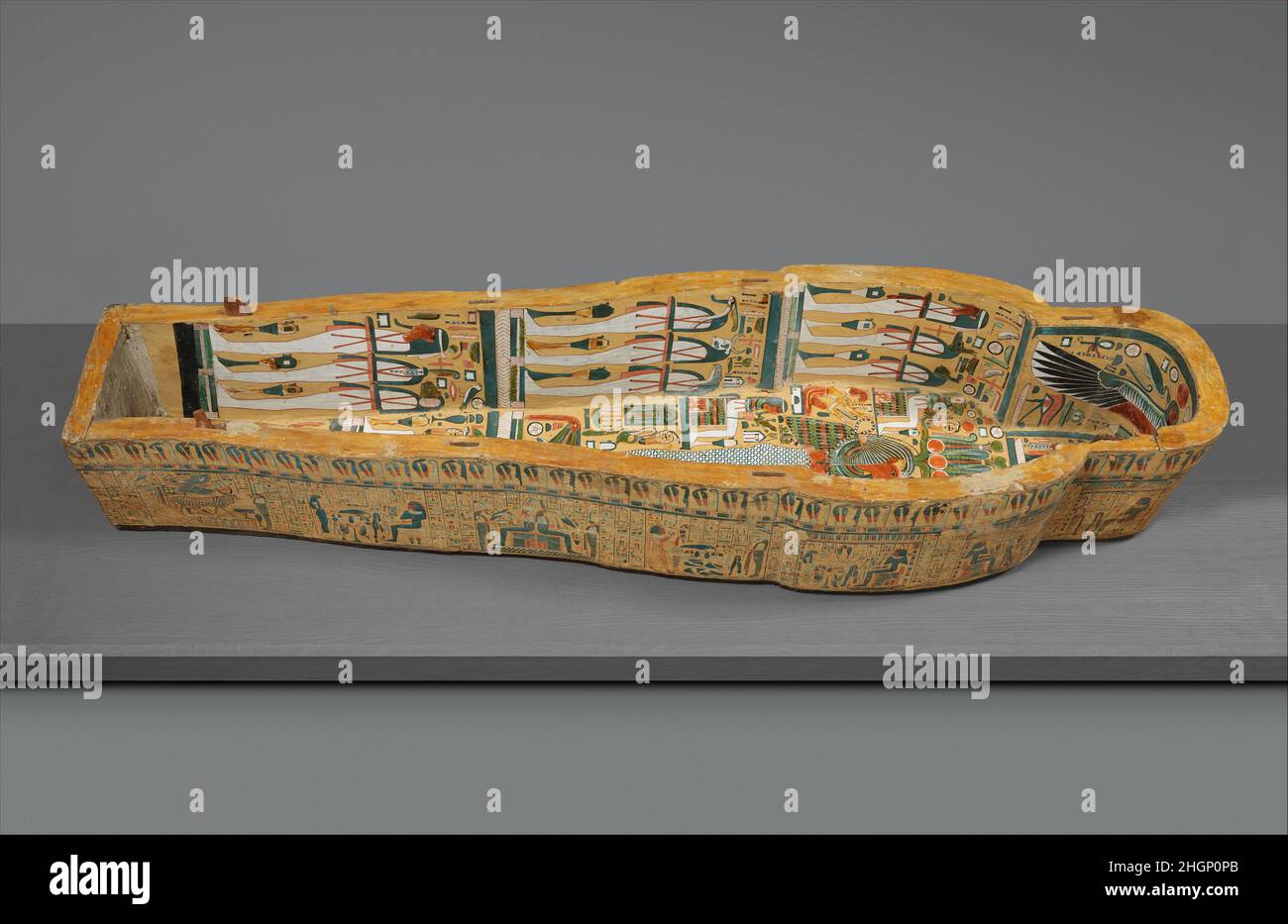 Schachtel mit einem Anthropoidenkaffin ca. 1070–945 v. Chr. Dritte Zwischenperiode die Figuren auf dem Inneren dieses fein dekorierten Holzsarges aus der Dritten Zwischenperiode sind in einem detailreichen, farbenfrohen Stil gemalt. In der Mitte des Kasteninneren steht der vergötterte König Amenhotep I in der Gestalt des mumiformen Osiris, der von einem Priester in einer Pantherhaut, einem menschköpfigen BA-Vogel (vermutlich dem Geist des Sargbesitzers) und einer kauernden trauernden Frau besucht wird. Begräbnis-Vignetten, einschließlich der Verstorbenen (in einigen Fällen männlich und in anderen weiblich) vor verschiedenen Göttern und Bildern von Hatho Stockfoto