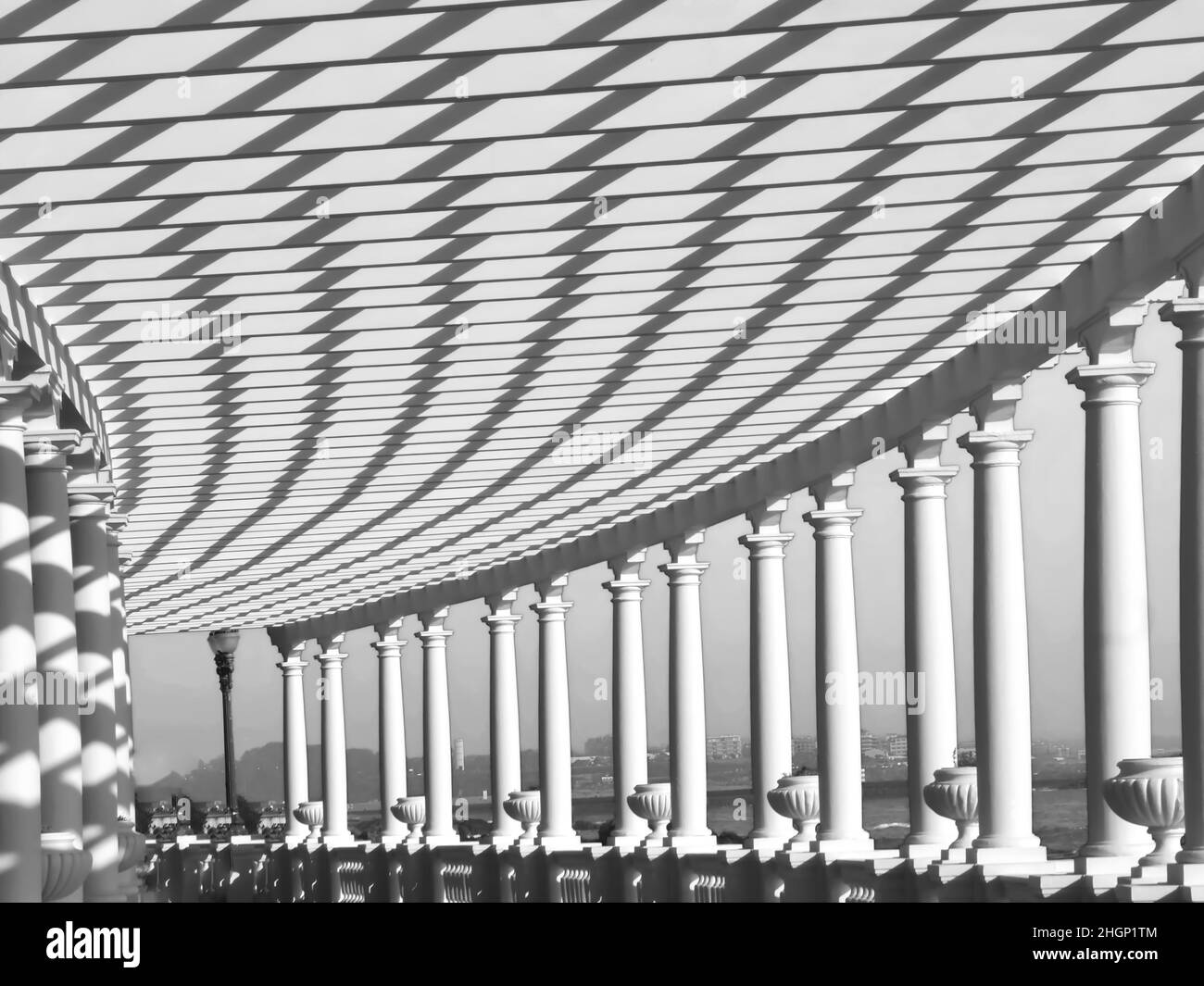 Promenade mit der gelben Pergola da Foz in Porto in Portugal Stockfoto