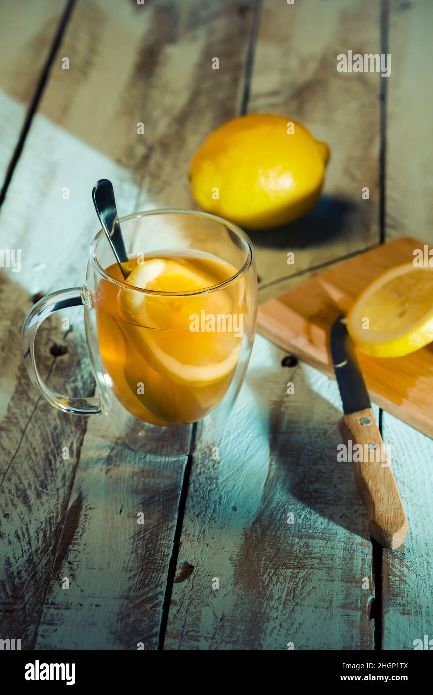 Angenehm aussehende Tasse Tee mit einer Zitronenscheibe Stockfoto