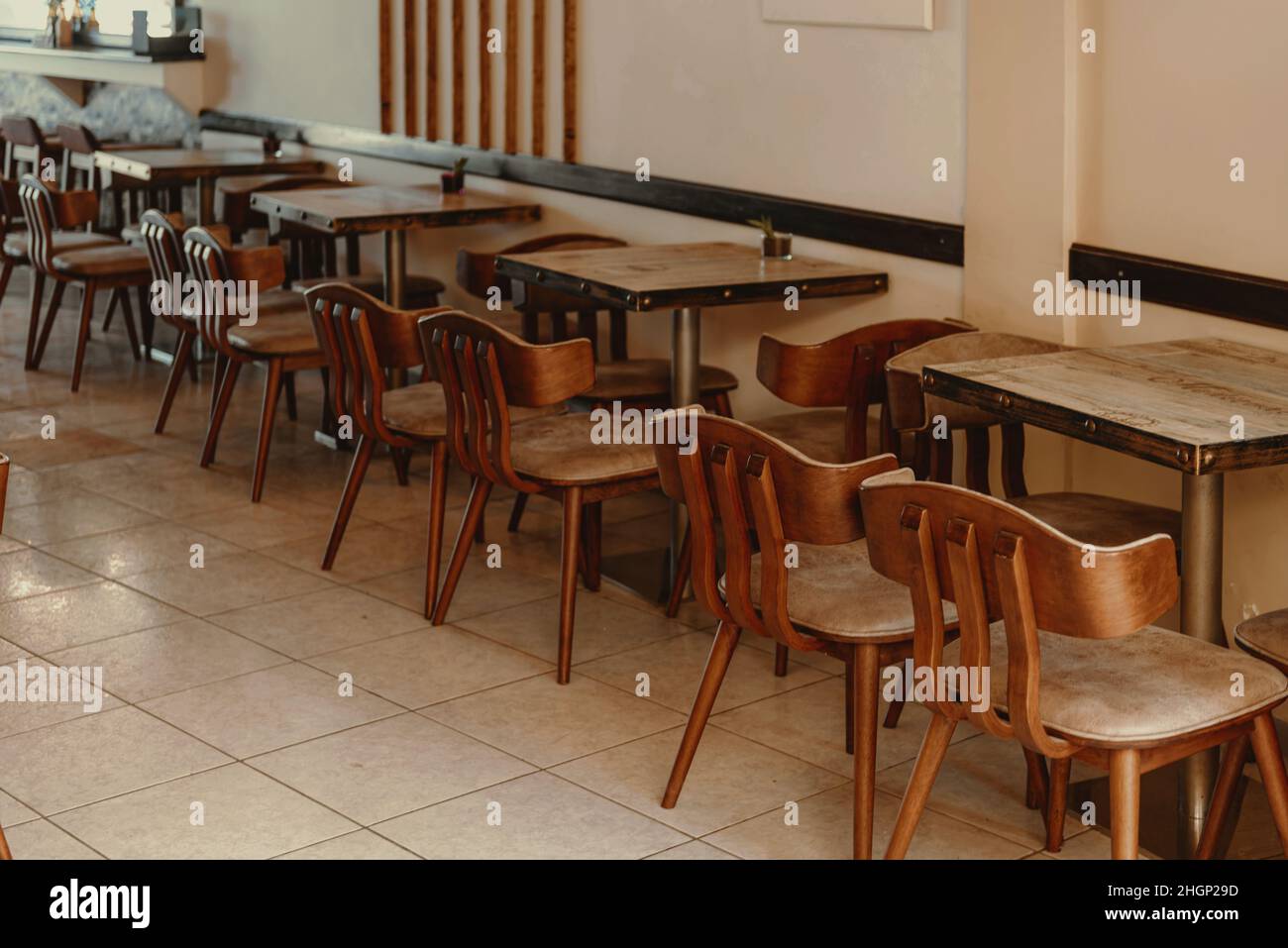 Das Innere einer alten Taverne, traditioneller europäischer Stil, alte Holzmöbel. Stockfoto