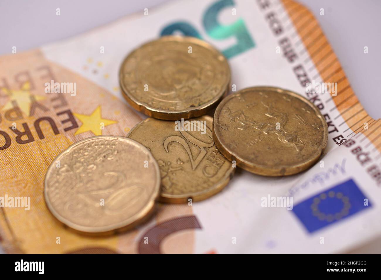 Nahaufnahme auf EURO-Geldschein mit vier 20-Cent-Münzen Stockfoto
