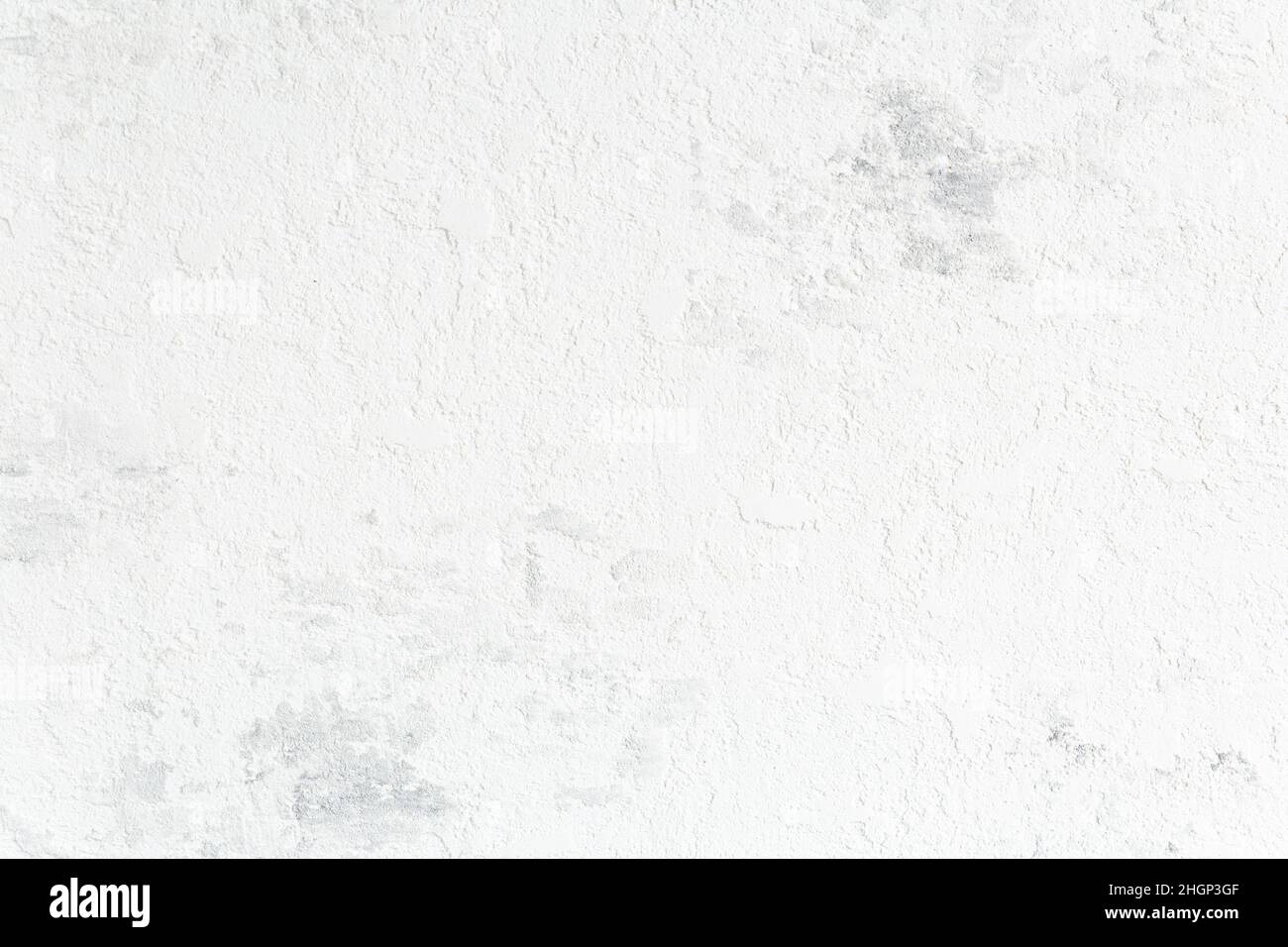 Abstrakter Hintergrund, weiße schäbige Betonwand für Produkt- oder Lebensmittelfotografie mit Kopierfläche. Stockfoto