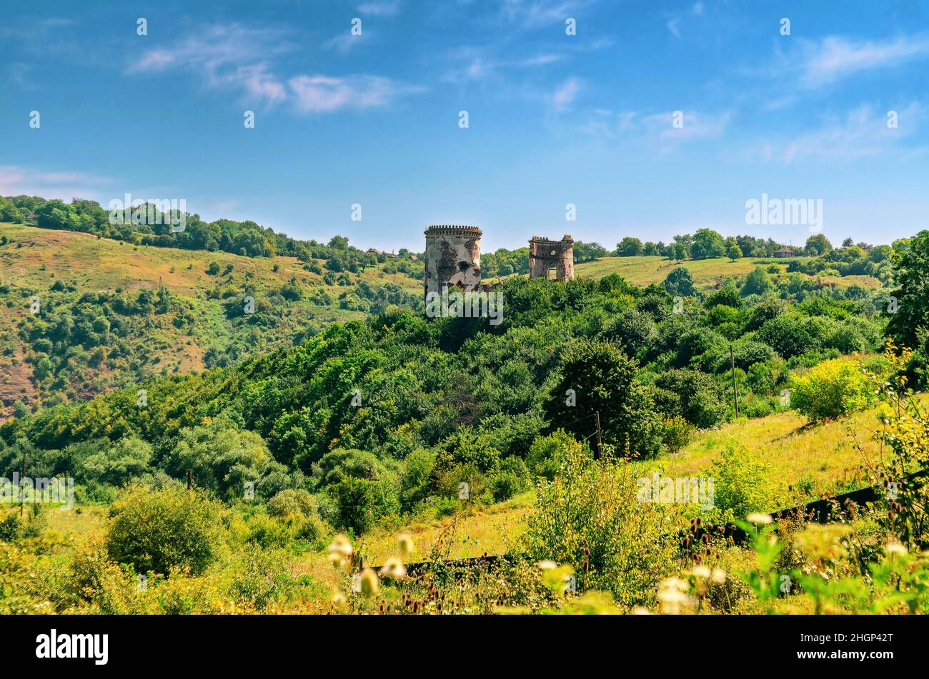 Blick auf die alte zerstörte Festung auf einem Hügel. Mystische Landschaft Stockfoto