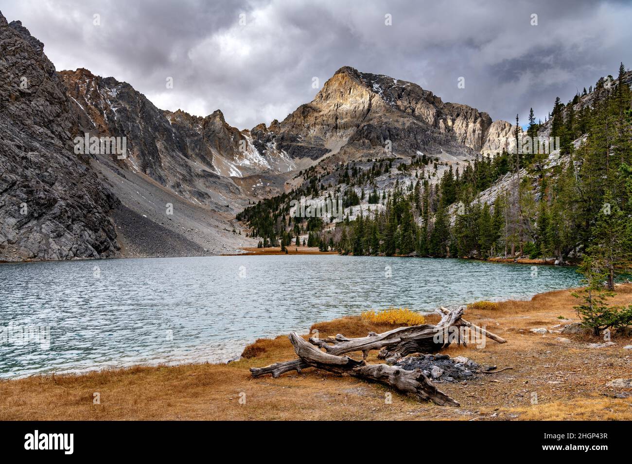 Campingplatz in der Wildnis mit Feuerstelle und Mount Idaho Stockfoto