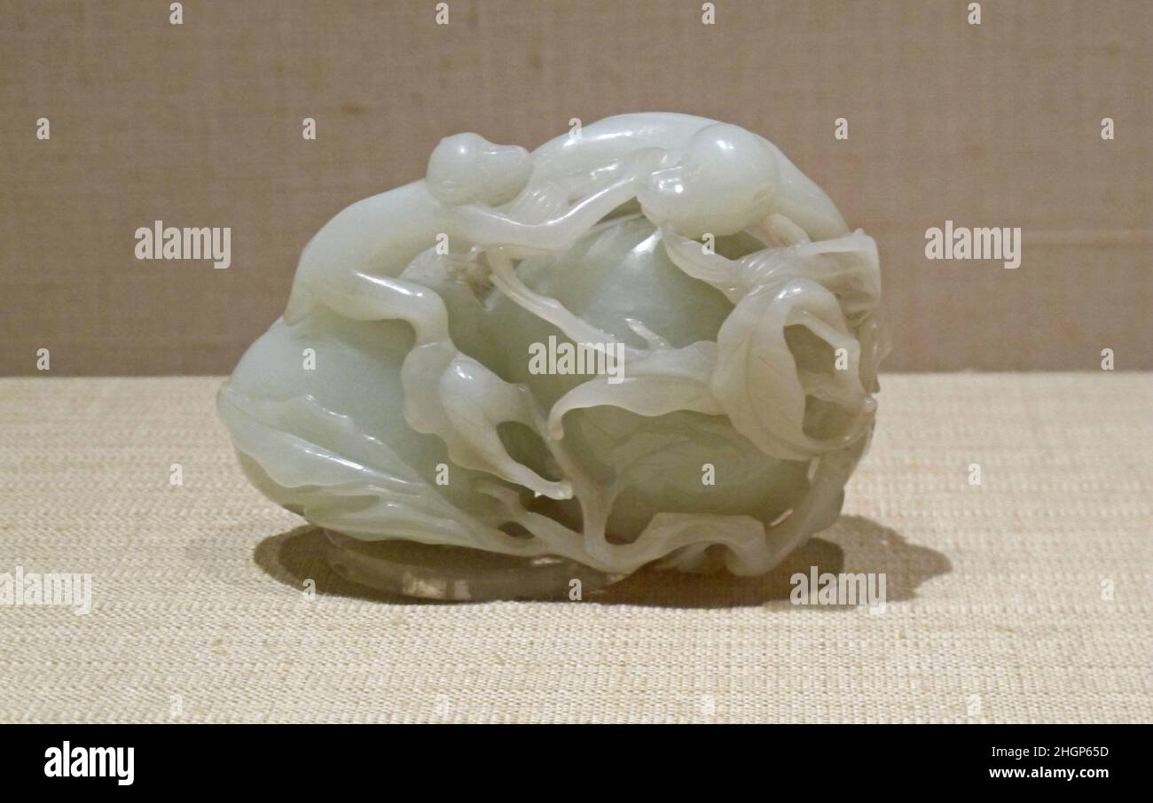 Zwei Affen auf zwei Pfirsichen 18th Jahrhundert China. Zwei Affen auf zwei Pfirsichen. China. 18th Jahrhundert. Jade (Nephrit). Qing-Dynastie (1644–1911). Jade Stockfoto