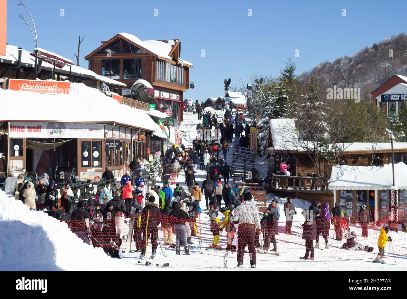 Skigebiet Kartepe. Menschen genießen die Wintersaison Urlaub in Kartepe Türkei. Kartepe Ski Center. Winterurlaub im Skigebiet. Stockfoto