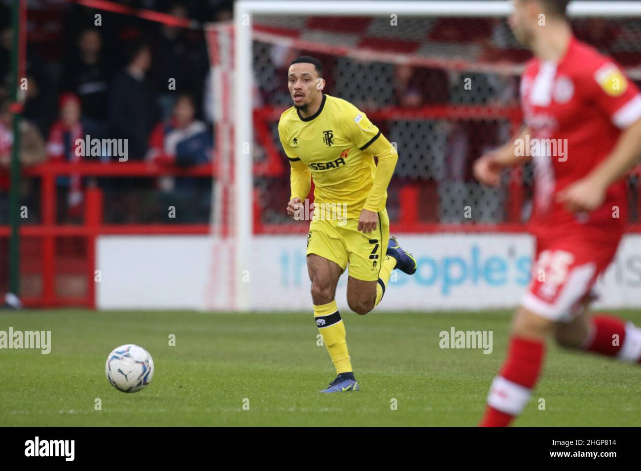 Crawley, UK. 22nd Jan, 2022. Josh Dacres-Cogley of Tranmere Rovers runs with the ball during the Sky Bet League Two match between Crawley Town and Tranmere Rovers at Checkatrade.com Stadium on January 22nd 2022 in Crawley, England. (Photo by Richard Ault/phcimages.com) Credit: PHC Images/Alamy Live News Stockfoto