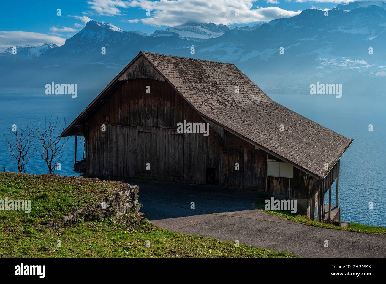 Typisches Schweizer Bauernhaus / Chalet am Ufer des Vierwaldstättersees, bei Buocchli, Schweiz. Stockfoto