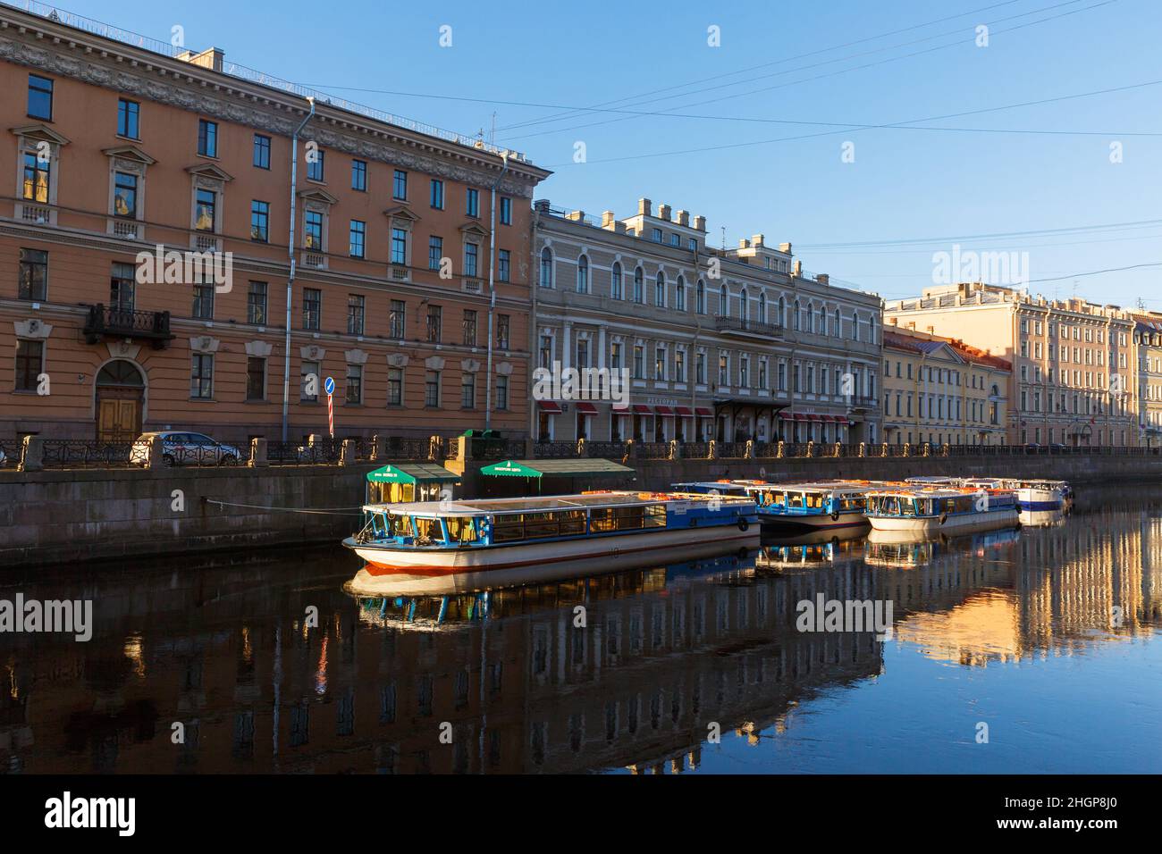 Saint-petersburg, Russland - 16. Mai 2018: Leere Straßen in der Morgendämmerung, Fluss Moika, Vergnügungsboote, Haus von Gavrilova, Haus der russisch-amerikanischen Gesellschaft Stockfoto
