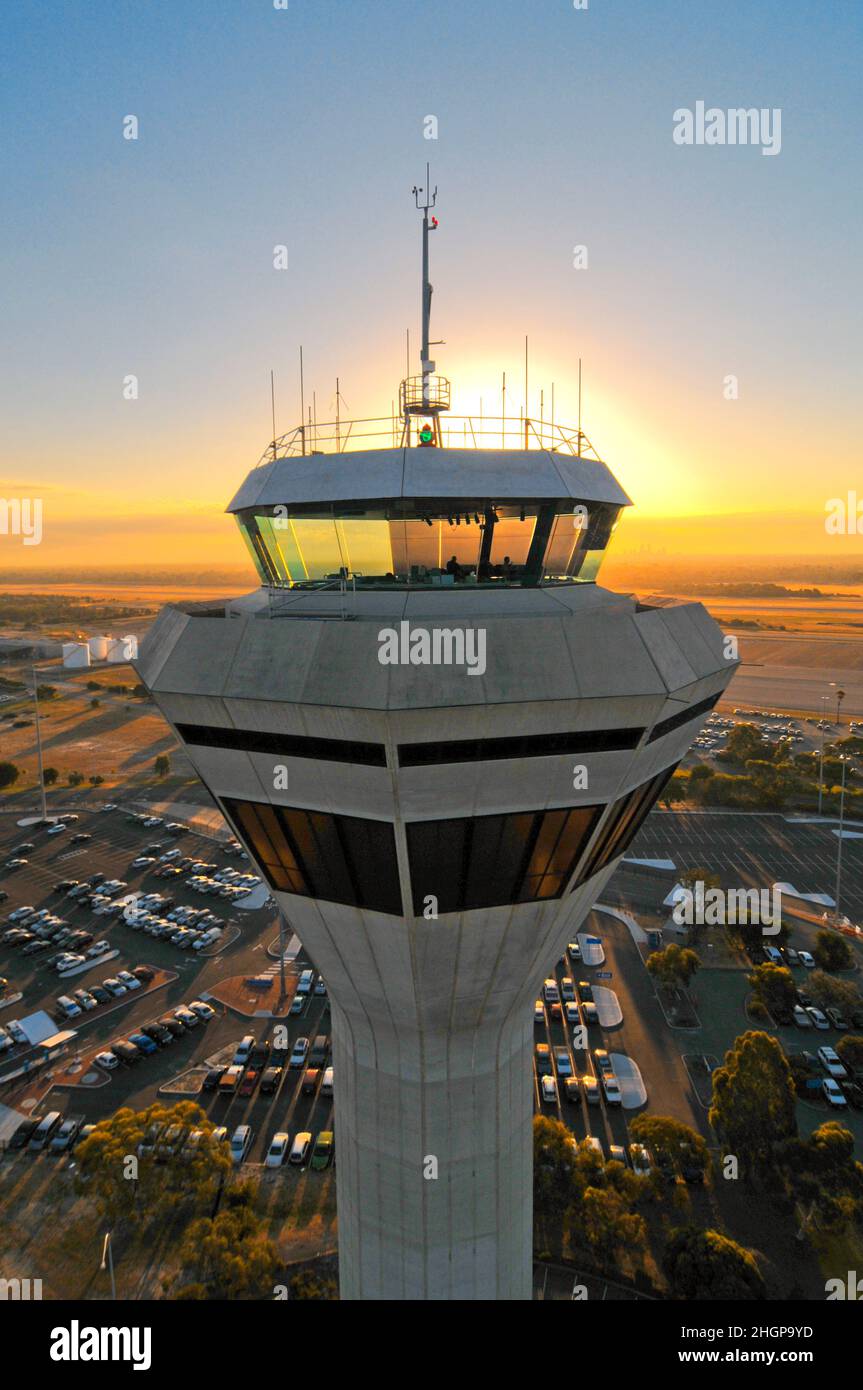 Flughafen-Kontrollturm halb Silhouette bei Sonnenuntergang. Perth International Airport, Western Australia. Stockfoto