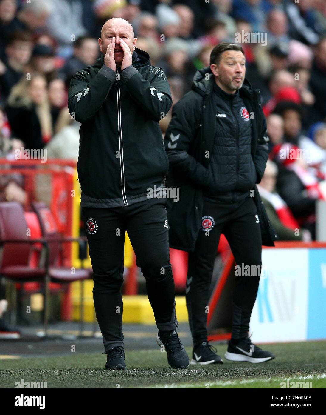 Fleetwood Town Manager Stephen Crainey (links) weist seine Spieler während des Sky Bet League One-Spiels im Londoner Valley an. Bilddatum: Samstag, 22. Januar 2022. Stockfoto