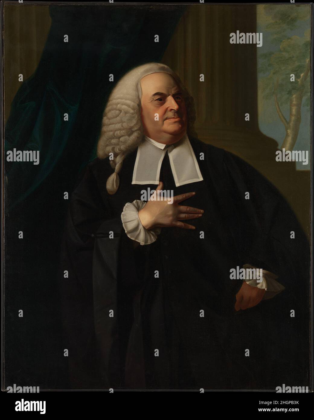 Richard Dana Ca. 1770 John Singleton Copley der Amerikaner Richard Dana (1700–1772) war eine Justiz der Provinz Massachusetts und eine führende Figur der Bar in Boston. Während der frühen Phasen der Revolution hing die Stadt von seinem weisen Rechtsrat ab. Er war ein Mitglied des Komitees, das das Massaker von Boston 1770 untersuchte, etwa zur gleichen Zeit stellte er sich für Copley. Als kühne Ergänzung des kraftvollen Porträts wählte Copley einen geschnitzten und vergoldeten Rokoko-Rahmen aus. Der Rahmen ist mit dem Wappen der Familie Dana personalisiert: Drei Hirsche, die durch einen Chevron getrennt sind, mit einem Fuchs auf dem Kamm und Stockfoto