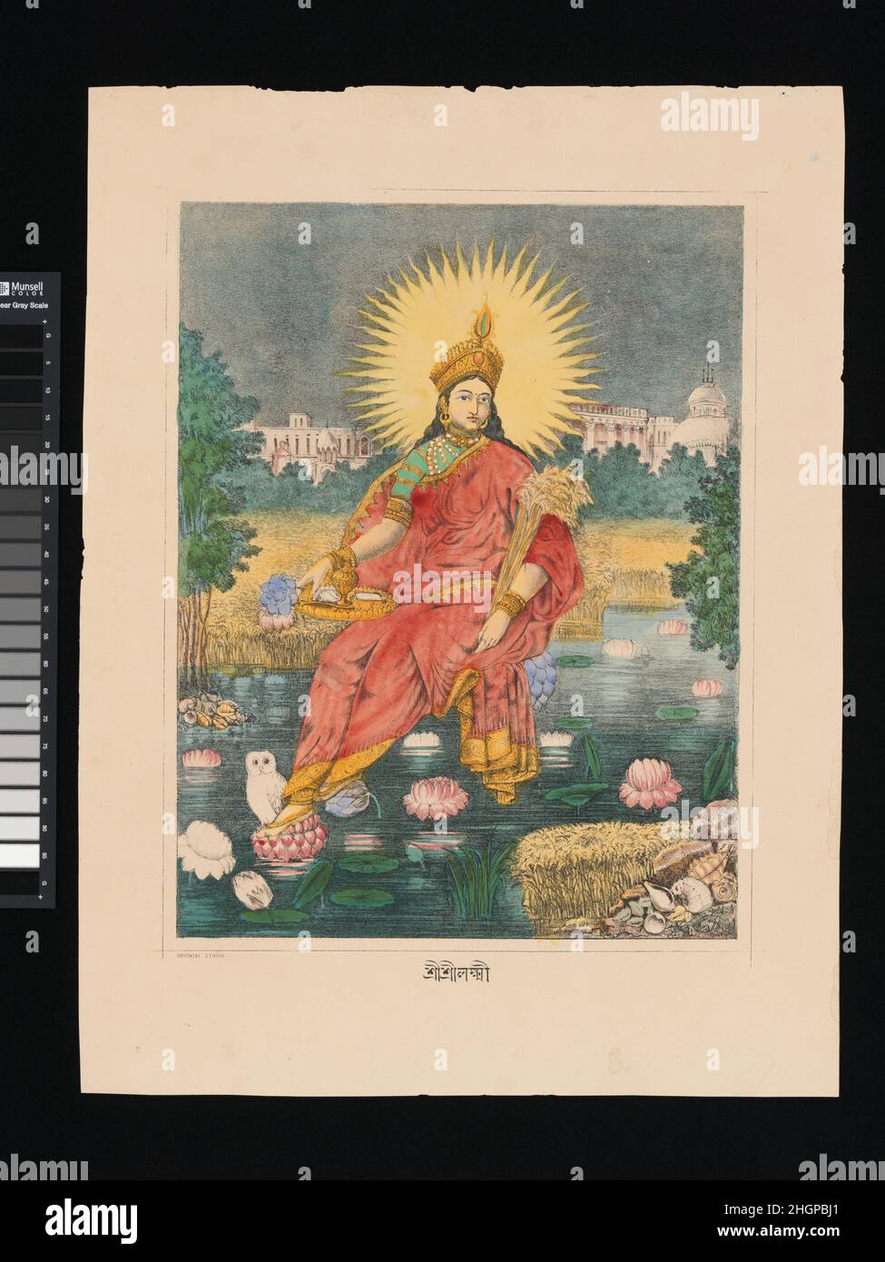 Shri Shri Lakshmi Ca. 1880 Indien Lakshmi thront auf dem Lotus, mit einem strahlenden Sonnenhalo, einem Füllhorn-ähnlichen Weizenbündel und einem togaähnlichen Sari, der die starke Verbindung zwischen diesem Druck und europäischen Darstellungen griechischer Götter bestätigt. Die Gebäude im Hintergrund stellen die traditionelle bengalische Tempelarchitektur der neoklassischen europäischen Architektur des kolonialen Kalkutta gegenüber und verstärken die Guss einer traditionellen Gottheit in neoklassischem Gewand. Shri Shri Lakshmi. Indien, ca. 1880. Lithographie mit Handkolorierung. Ausdrucke Stockfoto