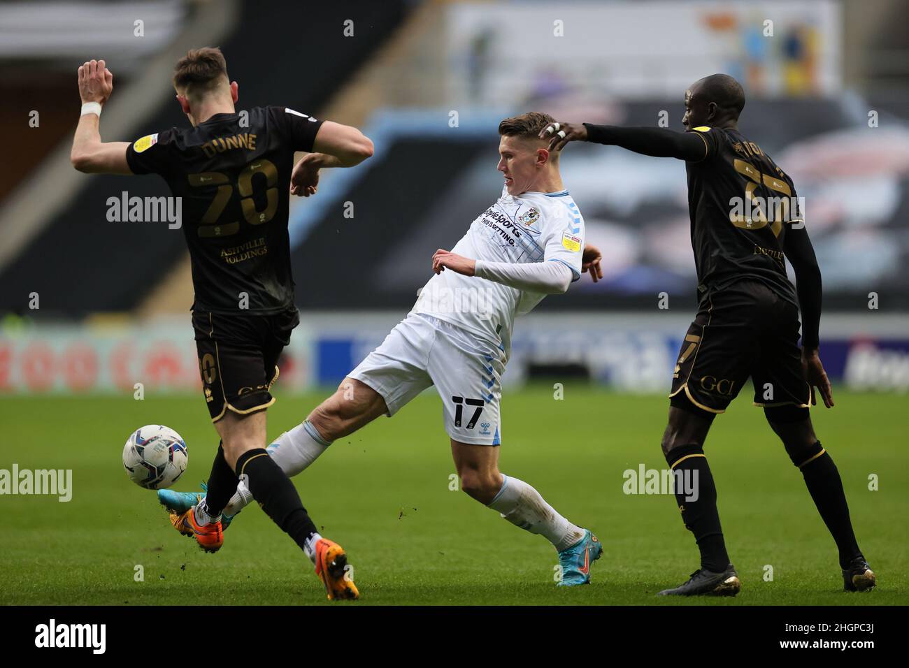 COVENTRY, GROSSBRITANNIEN. JANUAR 22ND. Viktor Gyokeres von Coventry City und Jimmy Dunne von den Queens Park Rangers kämpfen während des Sky Bet Championship-Spiels zwischen Coventry City und Queens Park Rangers am Samstag, dem 22nd. Januar 2022, in der Coventry Building Society Arena in Coventry um den Ball. (Kredit: James Holyoak | MI News) Kredit: MI Nachrichten & Sport /Alamy Live News Stockfoto