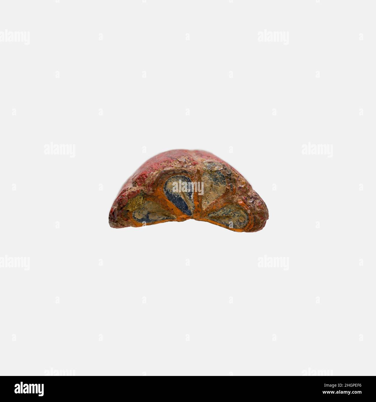 Gezeichneter Stock mit Rosettendesign 100 v. Chr.–100 n. Chr. Ptolemäische Periode–Römische Zeit Eine Mosaikglastechnik ermöglichte die Schaffung von Vielfachen eines Bildes: Eine figürliche oder gestalterische Komposition wurde durch Bündelung von farbigen Glasstöcken hergestellt, die dann wie dieses teilweise erhaltene Beispiel zu einem langen Balken herausgezogen wurden. Die Stange wurde dann im rechten Winkel geschnitten, wahrscheinlich durch Aufschlagen der Stange mit geeigneten Werkzeugen, um kleine Inlay-Fliesen zu produzieren. Die Fliese würde dann geglättet und auf dem Gesicht poliert, das nach außen erscheinen soll. Diese Bar produzierte Prosettes. Gezogener Stock mit Rosettenmuster. 100 V. CHR.–100 N. CHR. Gl Stockfoto