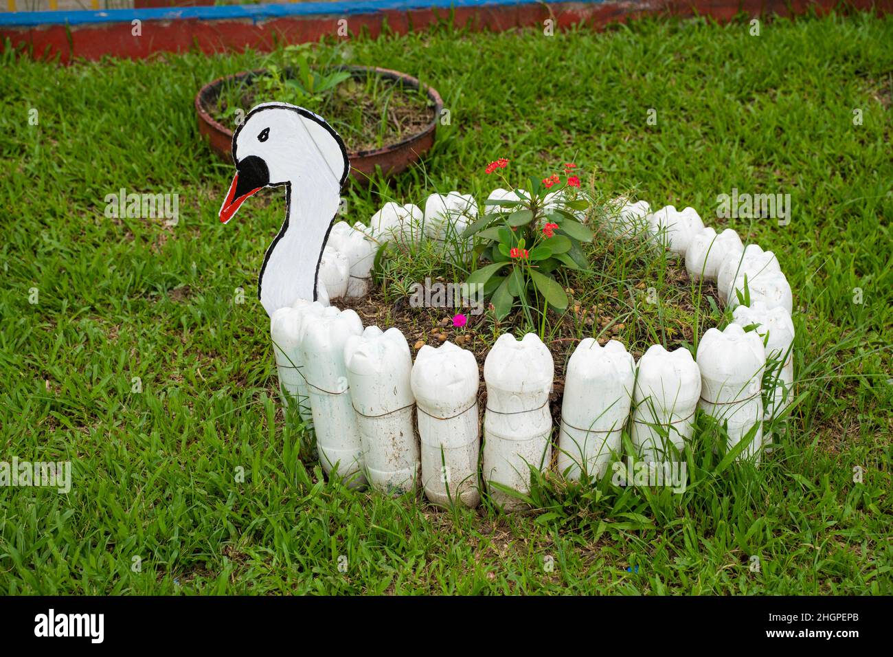 Flaschen aus recyceltem Kunststoff in Blumentopf in Leticia, Amazonien, Kolumbien Stockfoto