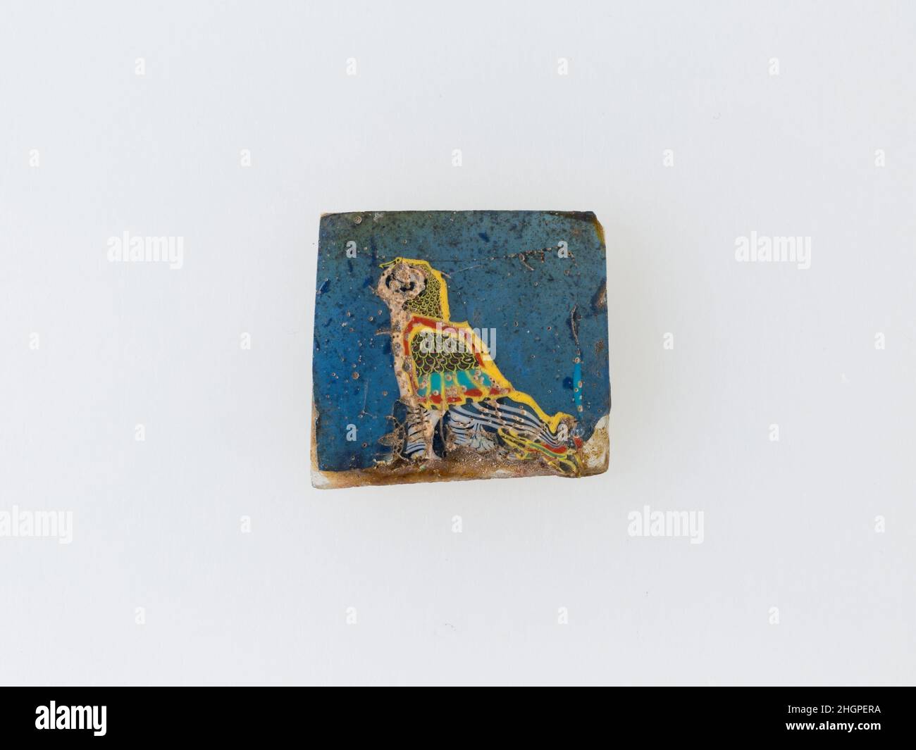 Inlay, Falcon Hieroglyph 100 v. Chr.–100 n. Chr. ptolemäische Periode–Römische Periode Eine Mosaikglas-Technik ermöglichte die Schaffung von Vielfachen eines Bildes: Eine figürliche oder gestalterische Komposition wurde durch die Bündelung von farbigen Glasstöcken hergestellt, die dann zu einem langen Balken herausgezogen wurden. Die Stange wurde dann im rechten Winkel geschnitten, wahrscheinlich durch Aufschlagen der Stange mit geeigneten Werkzeugen, um kleine Inlay-Fliesen zu produzieren. Die Fliese würde dann geglättet und auf dem Gesicht poliert, das nach außen erscheinen soll. Inlay, Falke Hieroglyphe. 100 V. CHR.–100 N. CHR. Glas. Ptolemäische Periode–Römische Periode. Aus Ägypten Stockfoto