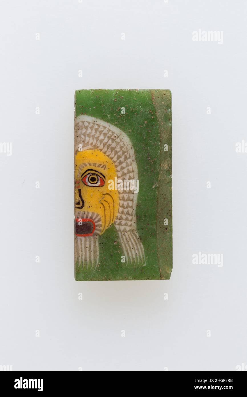Inlay, satyr 100 v. Chr.–100 n. Chr. Ptolemäische Periode–Römische Periode Eine Mosaikglastechnik ermöglichte die Schaffung von Vielfachen eines Bildes: Eine figürliche oder gestalterische Komposition wurde durch Bündelung von farbigen Glasstöcken hergestellt, die dann zu einem langen Balken herausgezogen wurden. Die Stange wurde dann im rechten Winkel geschnitten, wahrscheinlich durch Aufschlagen der Stange mit geeigneten Werkzeugen, um kleine Inlay-Fliesen zu produzieren. Die Fliese würde dann geglättet und auf dem Gesicht poliert, das nach außen erscheinen soll.solche Elemente könnten auch nebeneinander verwendet werden, um sich wiederholende Muster zu erstellen. Oder wenn die Stange eine Hälfte eines symmetrischen Elements darstellt, Stockfoto