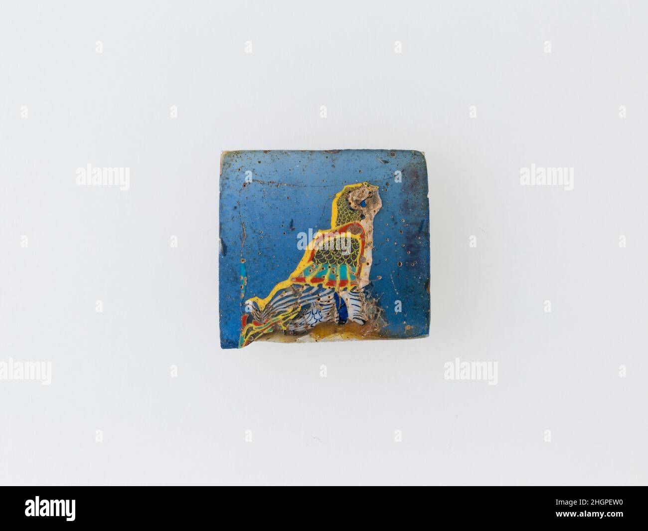Inlay, Falcon Hieroglyph 100 v. Chr.–100 n. Chr. ptolemäische Periode–Römische Periode Eine Mosaikglas-Technik ermöglichte die Schaffung von Vielfachen eines Bildes: Eine figürliche oder gestalterische Komposition wurde durch die Bündelung von farbigen Glasstöcken hergestellt, die dann zu einem langen Balken herausgezogen wurden. Die Stange wurde dann im rechten Winkel geschnitten, wahrscheinlich durch Aufschlagen der Stange mit geeigneten Werkzeugen, um kleine Inlay-Fliesen zu produzieren. Die Fliese würde dann geglättet und auf dem Gesicht poliert, das nach außen erscheinen soll. Inlay, Falke Hieroglyphe. 100 V. CHR.–100 N. CHR. Glas. Ptolemäische Periode–Römische Periode. Aus Ägypten Stockfoto