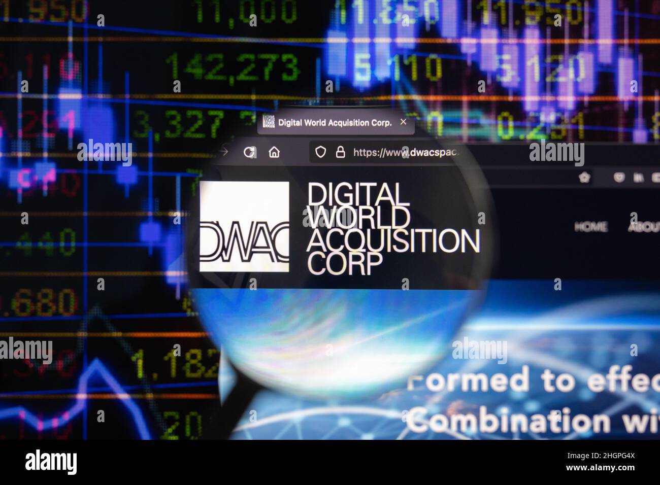 Digital World Acquisition Corp DWAC Unternehmenslogo auf einer Website mit verschwommenen Börsenentwicklungen im Hintergrund, auf einem Computerbildschirm gesehen Stockfoto