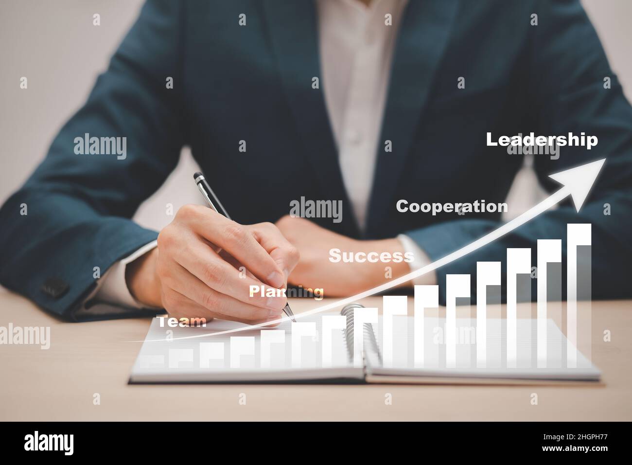 Geschäftsmann halten Stift Pfeil Grafik Marketing online im Büro, Team arbeiten und Planung Geschäft, Erfolg und Zusammenarbeit in Workshop, Führung, Co Stockfoto