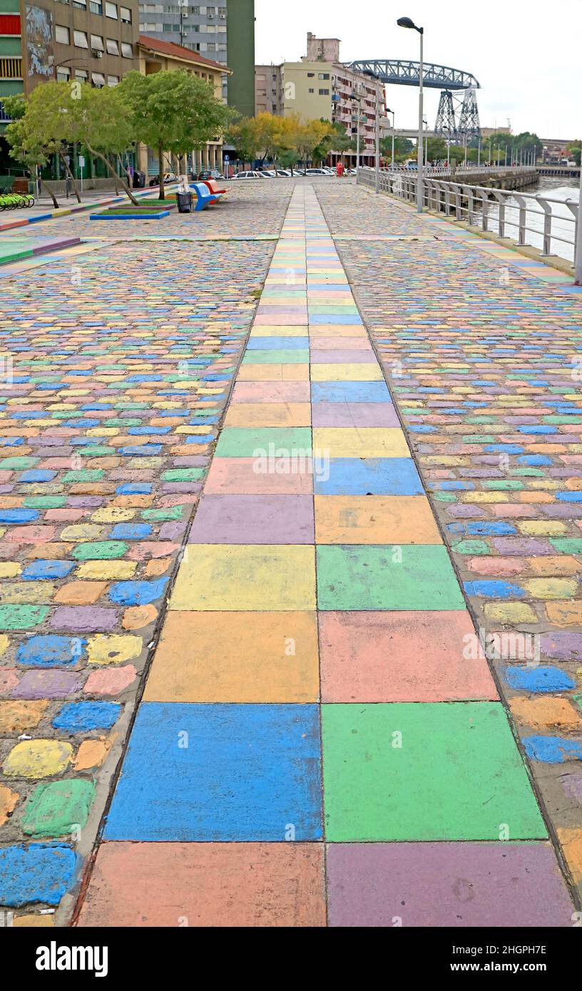 Farbenfroher Wanderweg am Riachuelo-Fluss mit der ehemaligen Transporterbrücke von Buenos Aires im Hintergrund, La Boca, Buenos Aires, Argentinien Stockfoto