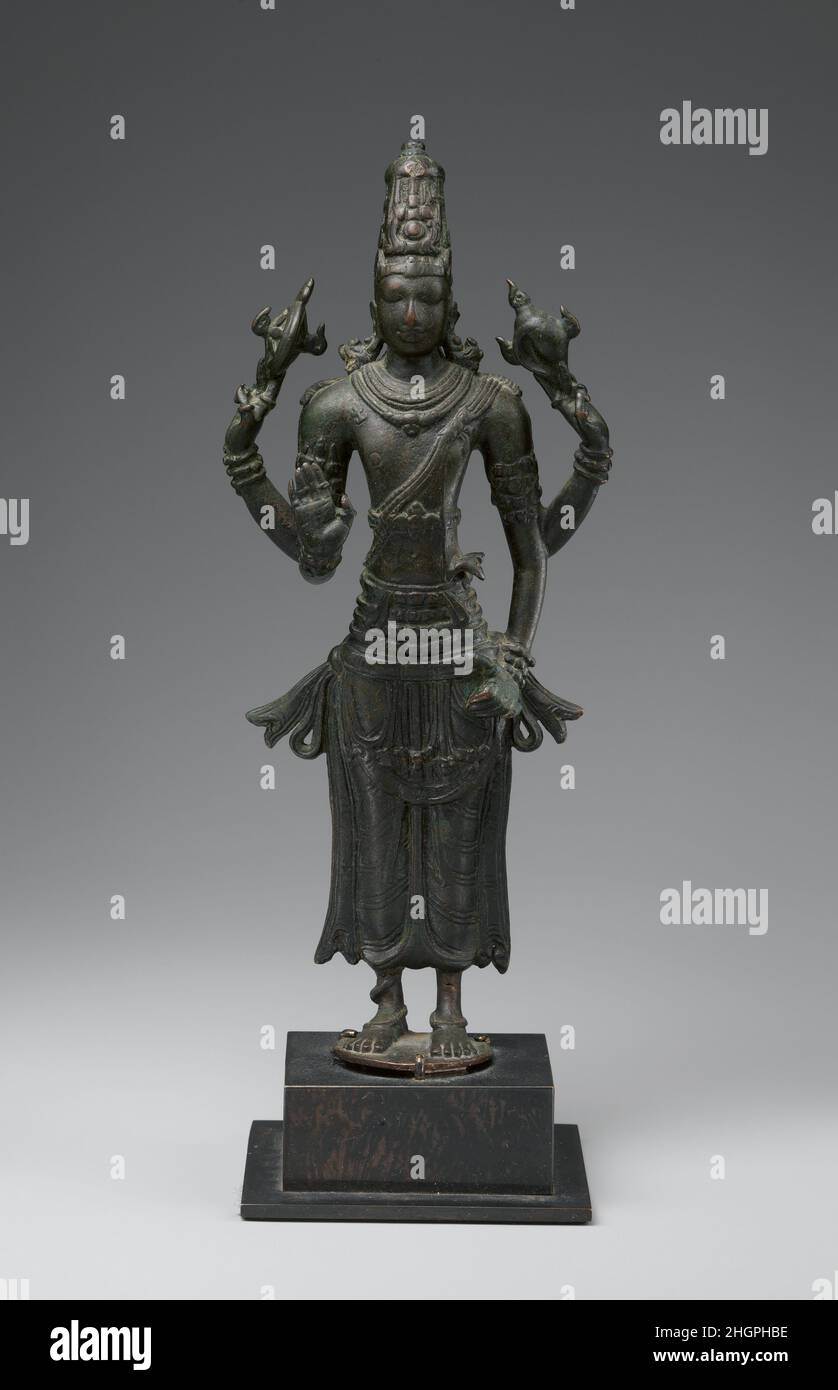Vishnu erste Hälfte des 9th. Jahrhunderts Südindien (Tamil Nadu) die Pallavas, zentriert an ihrer imperialen Hauptstadt Kanchipuram, waren der mächtigste Clan, Südindien vom dritten Jahrhundert bis zu ihrer Niederlage durch die Chola im Jahr 897 zu regieren. Dieses Bild von Vishnu, das die Symbole seiner Autorität als göttlicher Monarch zeigt, gehört wahrscheinlich zu ihrer letzten Phase der Stabilität, während der Regierungszeit der Könige Danzivarman und Nandivarman. Besonders hervorzuheben sind die Ikonen dieser Skala, die die Anfänge der Tradition der Prozessionsikonen im südindischen Gottesdienst markieren. Vishnu 654871 Stockfoto