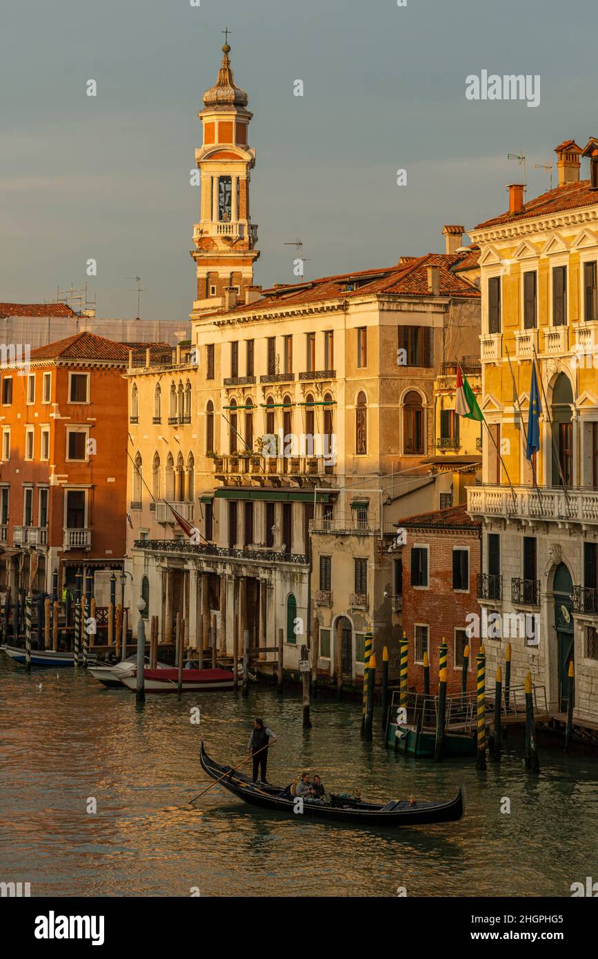 Eine Porträtansicht der typischen venezianischen Architektur am Canale Grande, Venedig, Italien. Stockfoto