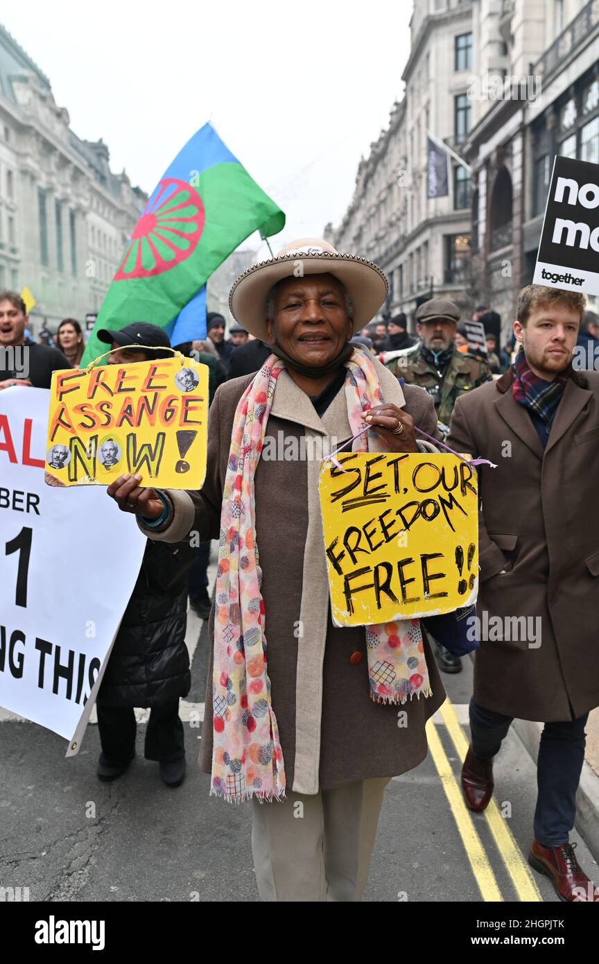 London, Großbritannien. 22. Januar 2022. World Wide Rally for Freedom. Anti-Impfstoff-Demonstranten und NHS-Mitarbeiter marschieren vom BBC-Büro in London gegen Covid-Tests, Maskenanforderungen und Jabs. Quelle: Andrea Domeniconi/Alamy Live News Stockfoto