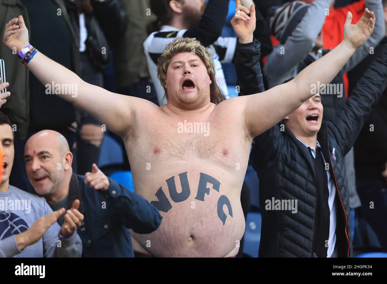 Leeds, Großbritannien. 22nd Januar 2022. Ein Newcastle-Fan singt mit seinem Top-off, der sein Tattoo während des Premier League-Fixes Leeds United gegen Newcastle United in der Elland Road, Leeds, UK, 22nd. Januar 2022 in Leeds, Großbritannien am 1/22/2022 zeigt. (Foto von Mark Cosgrove/News Images/Sipa USA) Quelle: SIPA USA/Alamy Live News Stockfoto