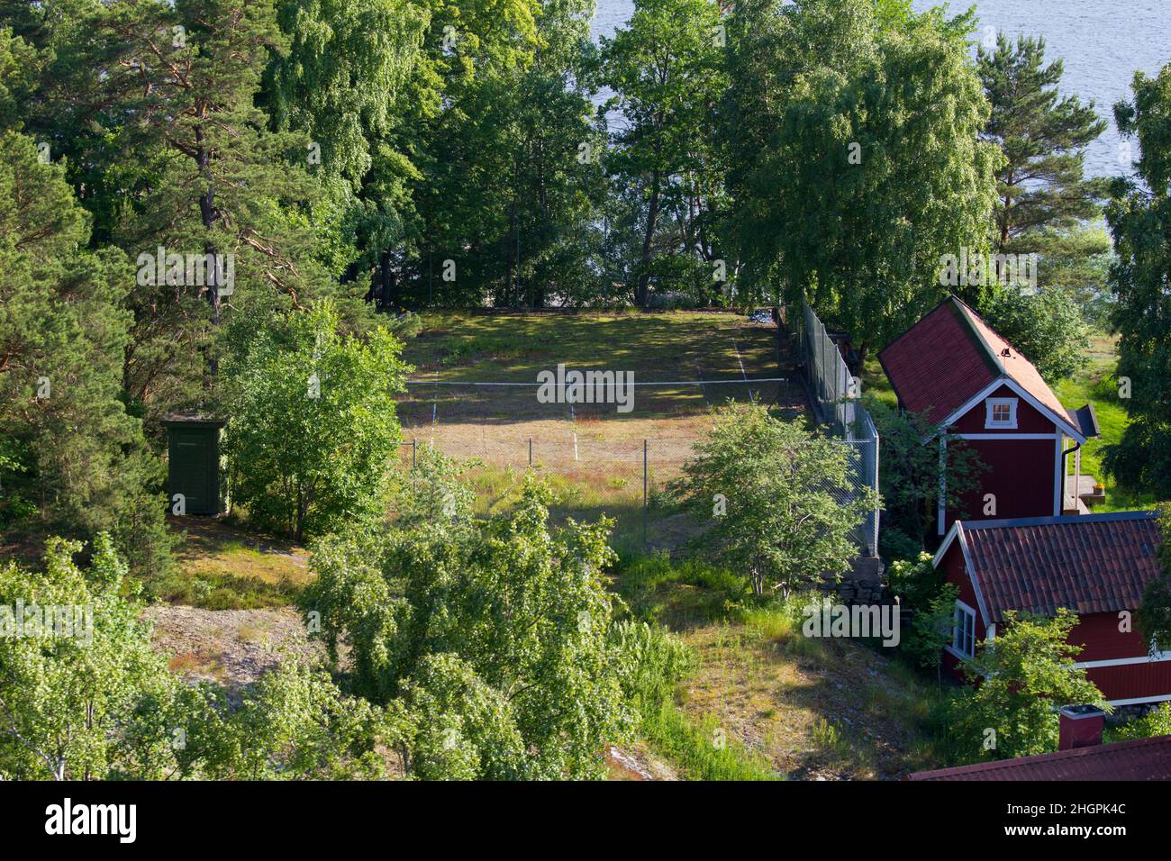 Nicht mehr verwendeter Tennisplatz auf einer der schwedischen / Stockholmer Schäreninseln. Stockfoto