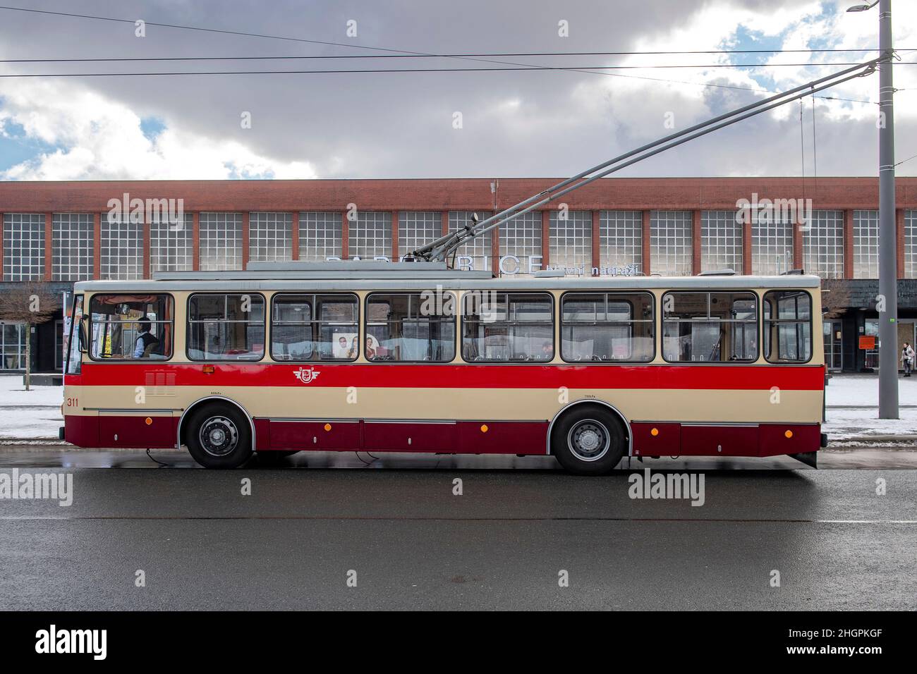 Pardubice, Tschechische Republik. 22nd Januar 2022. Der historische tschechische Obus Skoda 14Tr wird während der Gedenkveranstaltung zum 70th. Jahrestag der Aufnahme des Obus-Betriebs durch die Verkehrsgesellschaft der Stadt Pardubice (DPMP) am 22. Januar 2022 in Pardubice, Tschechien, gesehen. Quelle: David Tanecek/CTK Photo/Alamy Live News Stockfoto