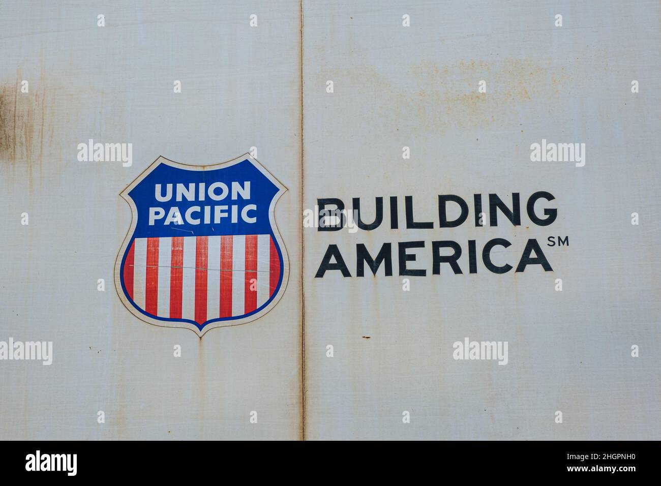 NEW ORLEANS, LA, USA - 19. JANUAR 2022: Nahaufnahme des Union Pacific Logos auf der Seite eines Kastenwagens. Stockfoto