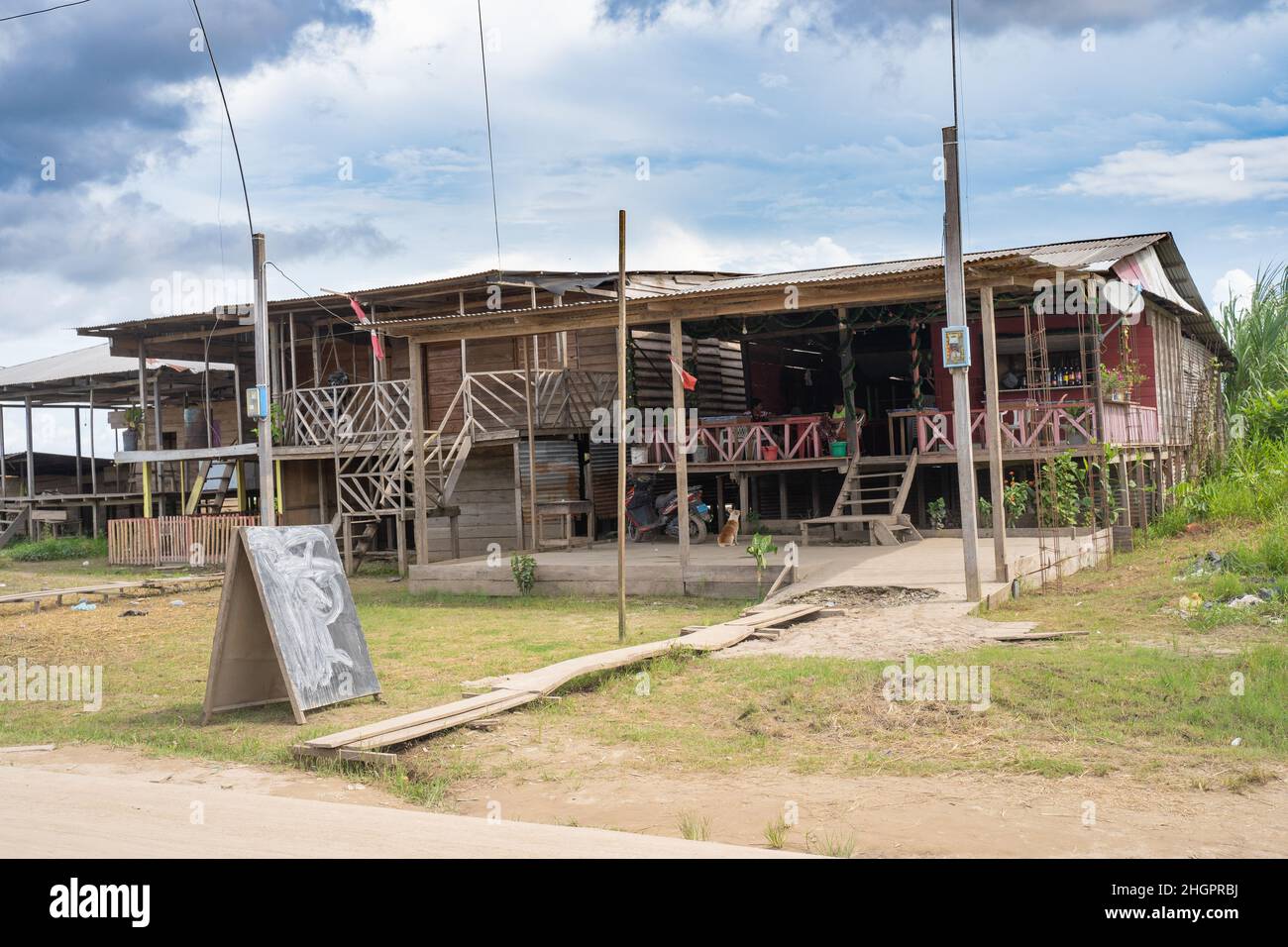 Typische Architektur der Häuser des Dorfes und des amazonas in Santa Rosa de Yavari, Amazonas, Peru. Stockfoto