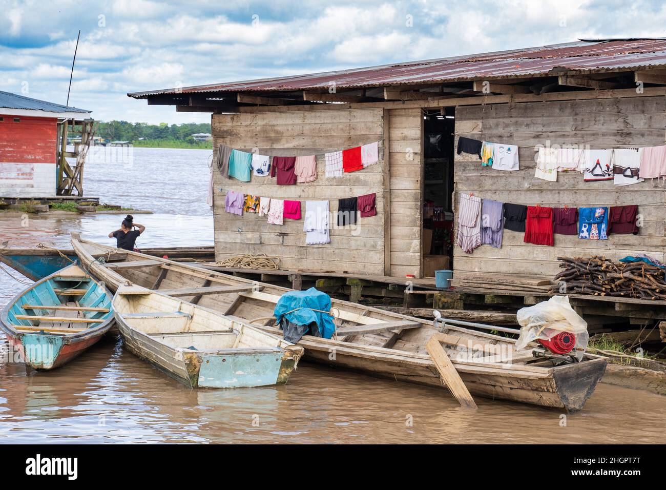 Typische Atmosphäre am Rande des Amazonas bei Santa Rosa de Yavari, Amazonas, Peru. Stockfoto