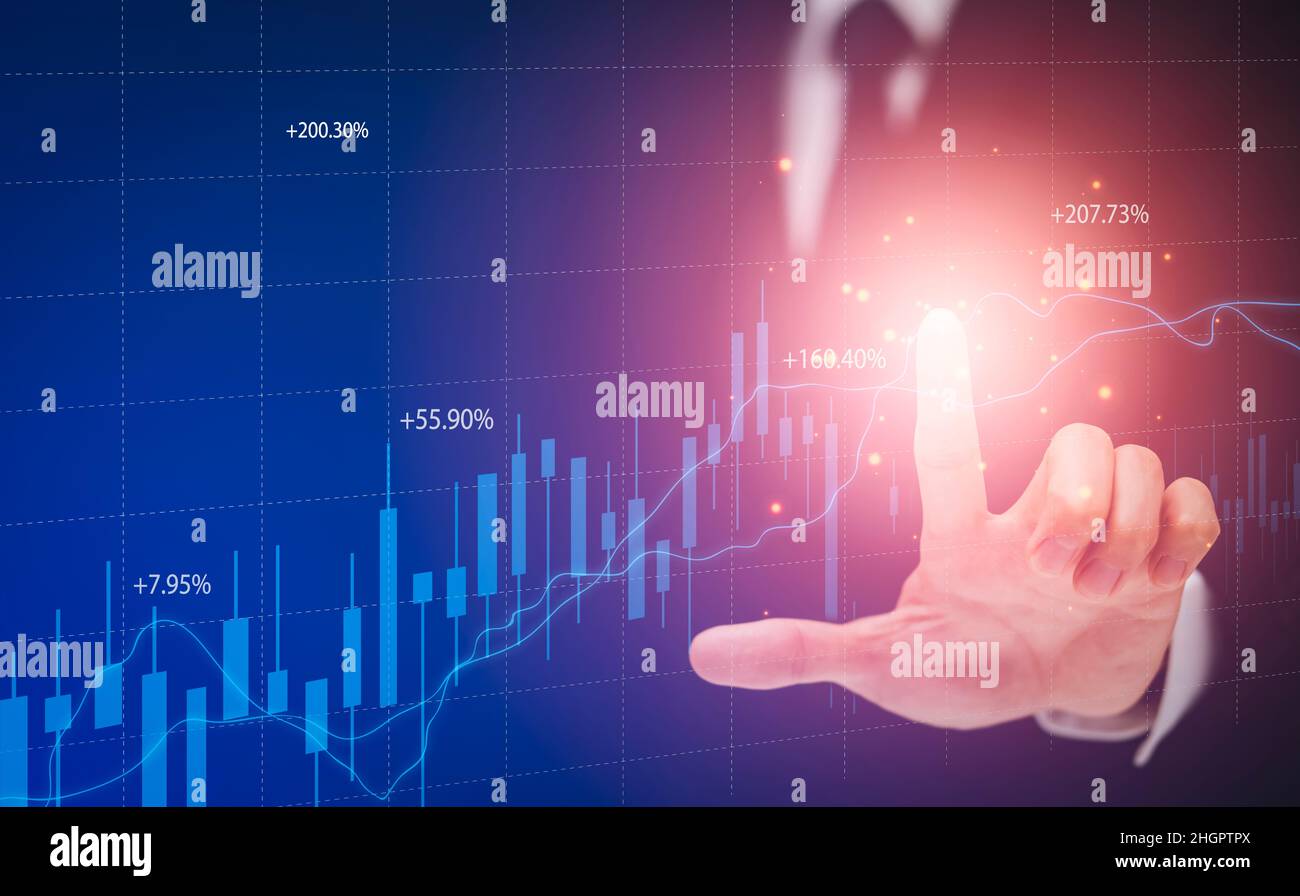 Geschäftsmann berührt steigende Grafik mit Finanzsymbolen kommen, Aktienmarkt oder Forex Trading-Grafik und Kerzenchart geeignet für die Finanz-in Stockfoto