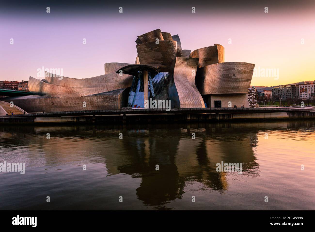 Das Guggenheim-Museum Bilbao, das vom Architekten Frank Gehry entworfen wurde. Es beherbergt Ausstellungen zeitgenössischer Kunst. Spanien. Stockfoto