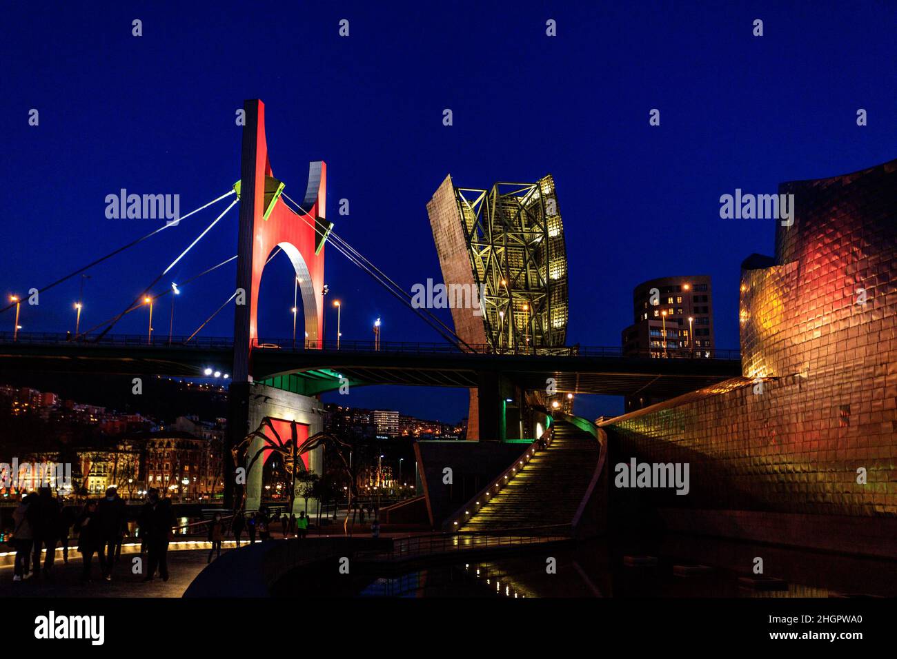 Die Brücke La Salve und das Guggenheim Museum für zeitgenössische Kunst in Bilbao. Das Museum wurde vom Architekten Frank Gehry entworfen. Stockfoto