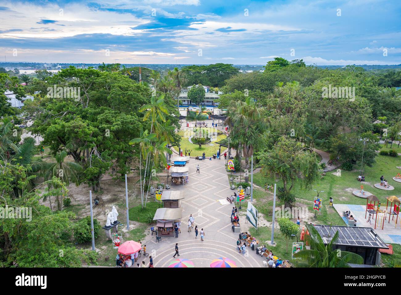 Leticia, Amazon, Kolumbien, 28. Dezember 2021. Blick auf den Hauptplatz von Leticia vom Glockenturm der Kirche. Stockfoto